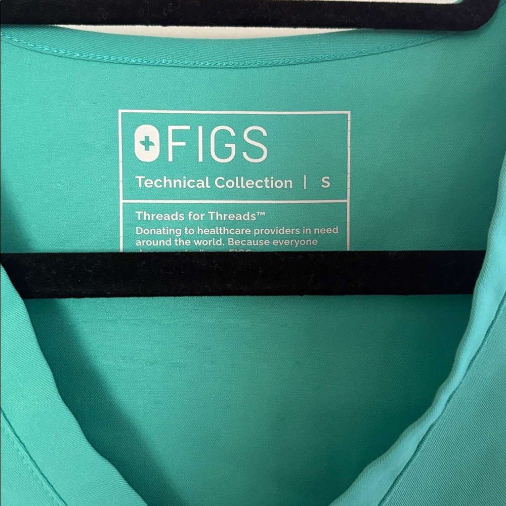 FIGS SCRUB TOP SIZE S - Picture 2 of 3